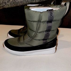 Sorel puffy boots (brand new) .Size 8 US